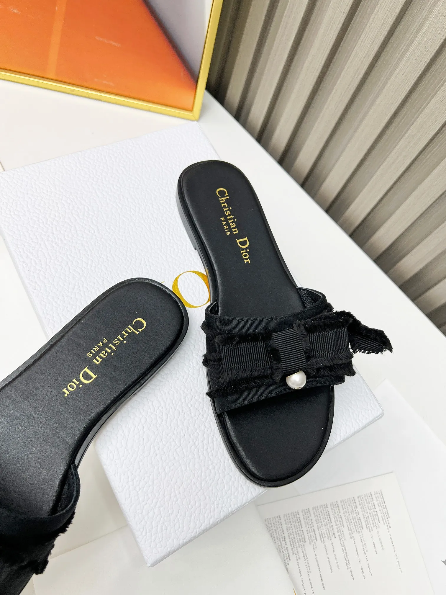 👟👟Ex-factory price 340👟👟 Genuine leather sole +40 DIOR purchasing grade Dior Dior new colors new elements DIOR spring and summer new round toe pearl open toe slippers, retro and versatile. The top version on the market. Upper: Original molded fabric Lining: Water-dyed sheepskin lining Size: #35-42 (40, 41, 42 custom-made, non-refundable)